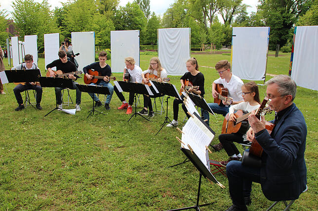 Bevor die 24 Bilder (im Hintergrund) der Singener Maler und ihrer Gastmaler zu sehen sind, spielen die „Happy Strings“ der ...