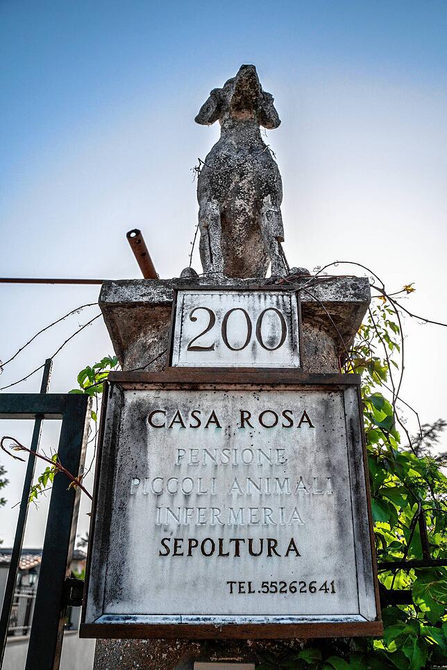 Am Gartentor bei Hausnummer 200 begrüßt eine Hunde-Statue die Besucher.