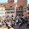 Locker bestuhlt: Die Besucher bei Überlingens Zweiter Schwedenprozession 2020, die coronabedingt auf die Hofstatt verlagert wurde. Vor ...
