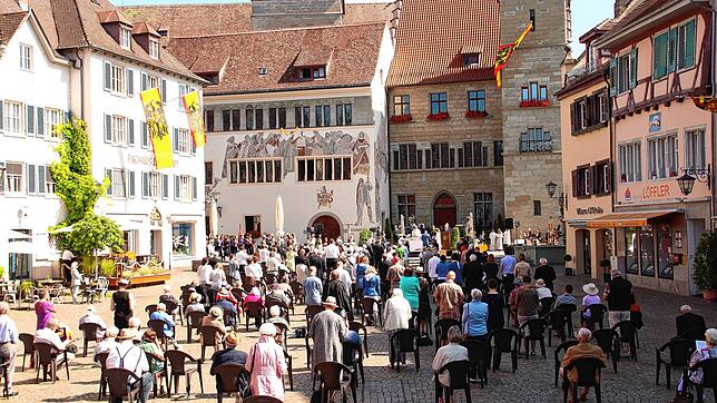 Locker bestuhlt: Die Besucher bei Überlingens Zweiter Schwedenprozession 2020, die coronabedingt auf die Hofstatt verlagert wurde. Vor ...