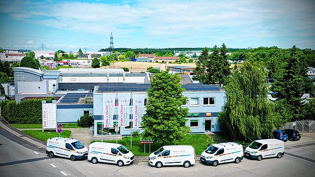 Das Firmengebäude und Fahrzeuge in der Villinger Max-Planck-Straße im Jubiläumsjahr 2025.Fotos: Bode + Christ