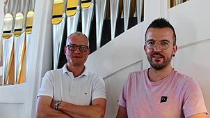 Pfarrer Stefan Schmid (links) und Organist Volker Nagel sind begeistert von ihrer neuen Orgel. Das Labium der Pfeifen ist mit Blattgold ...