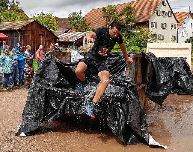 Ab ins kühle Nass heißt es für diesen Teilnehmer des Hindernislaufes.