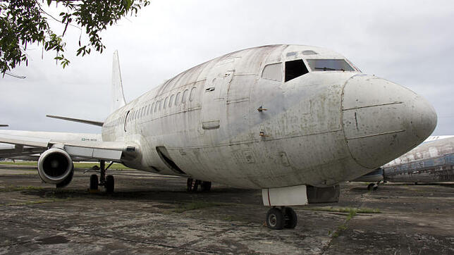 Die frühere Lufthansa-Maschine Landshut steht flugunfähig am Rande des brasilianischen Flughafens Fortaleza. Bild: dpa