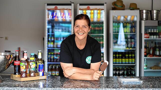 Ursula Kornmaier reagiert auf Kritik am Freibad-Kiosk im Aachbad in Singen. Sie hat den Kiosk gepachtet.