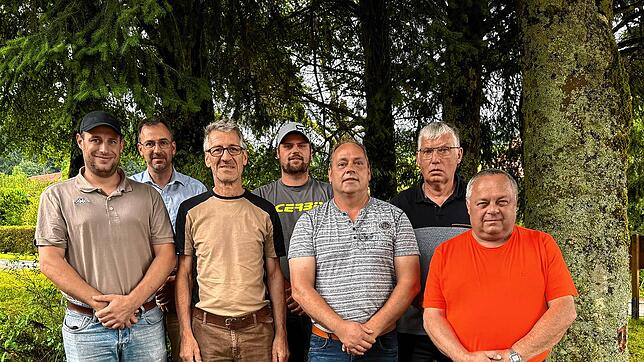 Von links (neuer Ortschaftsrat) Manuel Herbst, Bürgermeister Christian Dröse, Felix Kehl, Valentin Bellon, Andreas Zumkeller, Ewald ...