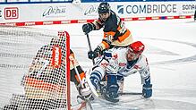 Für Jordan Szwarz und die Schwenninger Wild Wings (weiße Trikots) gab es beim Auswärtsspiel gegen die Grizzlys Wolfsburg nichts zu holen