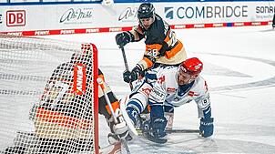 Für Jordan Szwarz und die Schwenninger Wild Wings (weiße Trikots) gab es beim Auswärtsspiel gegen die Grizzlys Wolfsburg nichts zu holen