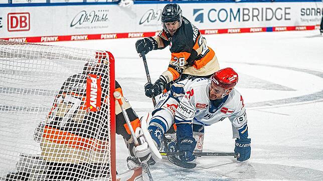 Für Jordan Szwarz und die Schwenninger Wild Wings (weiße Trikots) gab es beim Auswärtsspiel gegen die Grizzlys Wolfsburg nichts zu holen