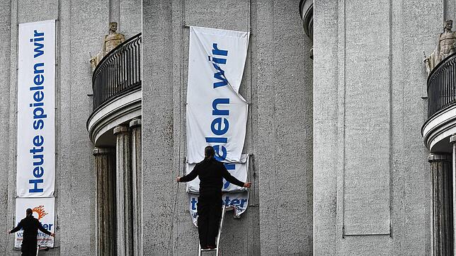 „Heute spielen wir...“ ...doch nicht. Wie hier in Stralsund rollen auch bei uns viele Bühnenmitarbeiter Transparente ein.