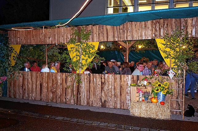 Schöne Deko: Die Vereine haben ihre Festhütten mit Liebe und Sorgfalt gestaltet und dekoriert, diese hier ist vom Kirchenchor.