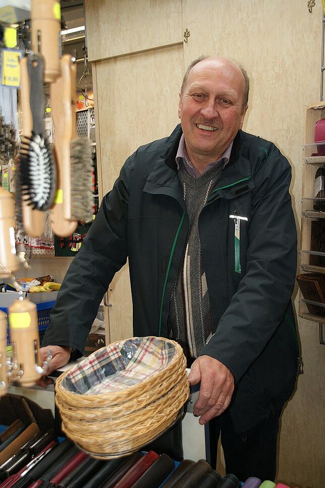 Rudolf Kleinknecht aus Riedlingen bietet an seinem Stand Haushaltswaren an. Seit 50 Jahren und inzwischen in zweiter Generation kommt er ...