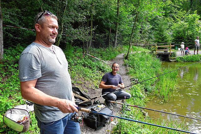 Georg Gindele aus Altshausen und Marcel Struska aus Wangen im Allgäu genießen es, einige Stunden am Fischteich zu verbringen, wenn auch ...
