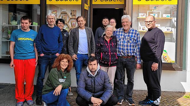 Das Team des Vereins Teilhabe für Menschen mit Behinderung in Donaueschingen vor dem s‘Lädele, in dem eigene Produkte verkauft werden.