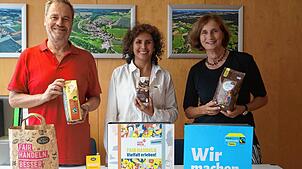 Sie werben für ein „faires, nachhaltiges und verantwortungsbewusstes Miteinander-lokal wie global“: Von links: Michael Beer, Cristina ...