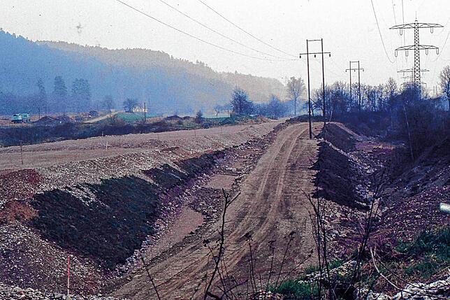 Beim Bau der Ortsumfahrung im Bereich des ehemaligen Bahnübergangs in der Steinenstraße mussten drei Kiesgruben aufgefüllt werden. Hier ...