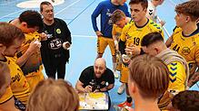 Ansprache von HSG-Trainer Vitor Baricelli (Mitte) beim Spiel gegen die Rhein-Neckar-Löwen II.