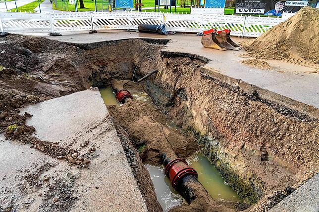 Die große Bruchstelle am großen Kreisel in der Salinenstraße ist jetzt repariert, Wasser will aber immer noch keines fließen. Am Abend ...