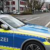 Ein Polizeiwagen versperrt die Schneckenburgstraße, während dort die Unfallaufnahme (im Hintergrund) läuft.