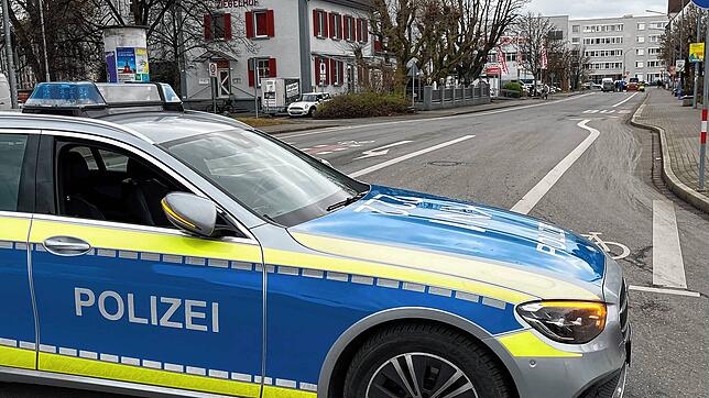 Ein Polizeiwagen versperrt die Schneckenburgstraße, während dort die Unfallaufnahme (im Hintergrund) läuft.