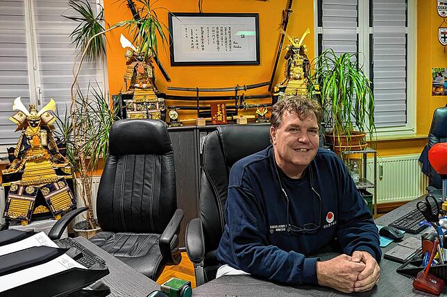 Markus Rues ist Präsident und Trainer des Karate-Fitness Dojos in Konstanz. Auch sein Büro ist entsprechend mit asiatischen Elementen ...