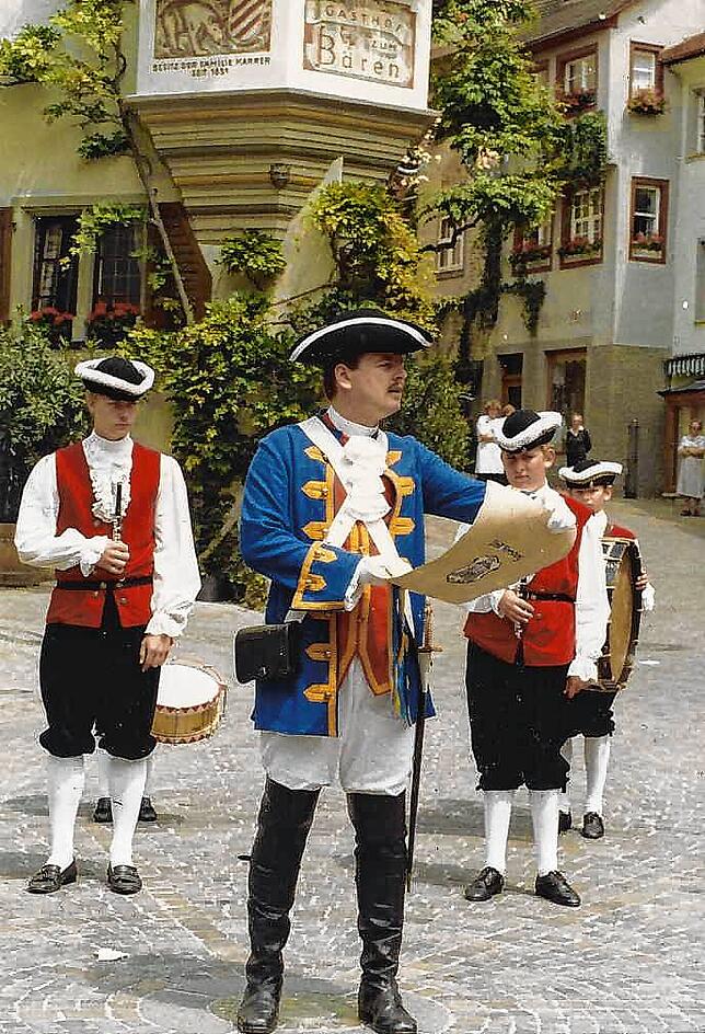 &bdquo;An alle Bürger dieser Stadt, alle Rebleut und Winzer, Fischer und Kaufleut, an alle Gäste aus nah und fern.&ldquo; Unter ...