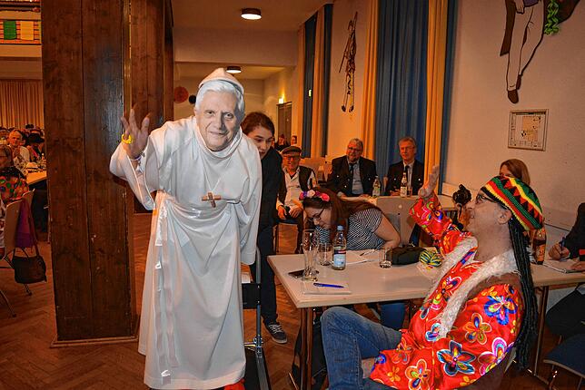 Vikar Johannes Treffert hatte die Lacher als Papst Benedikt auf seiner Seite.