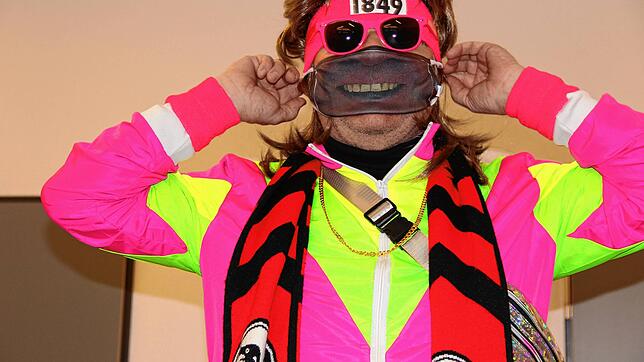 Ob die Narren wollten, dass Bürgermeister Gantert immer lächelt, oder ob die neue Maske eine Erinnerung an die hoffentlich nicht mehr ...