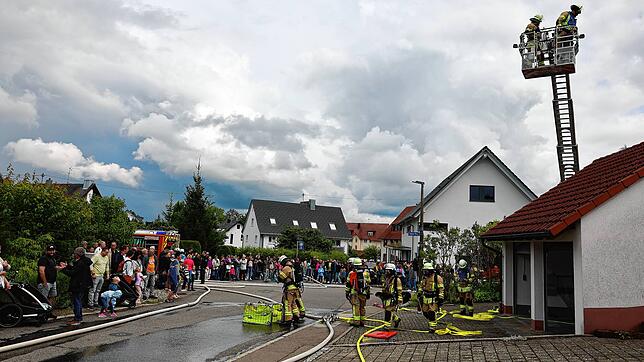 Die Schauübung der Feuerwehr Pfaffenweiler zum Tag der Feuerwehr wird von zahlreichen Zuschauern verfolgt. Zur Unterstützung ist auch ...