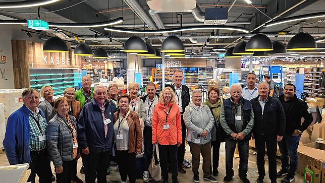 20 Leserinnen und Leser konnten bei „Der SÜDKURIER öffnet Türen“ einen Rundgang im neuen Edeka-Supermarkt Baur unternehmen, der am 14. ...