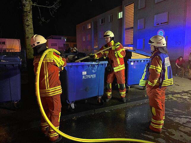 Auch von Feuerwehrkörpern in der Silvesternacht geht ein Brandrisiko aus. Werden diese zu schnell in der blauen Tonne entsorgt, kann es ...