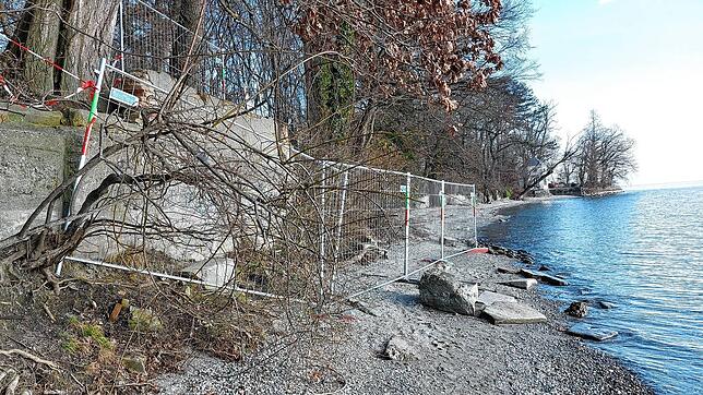 Zäune stehen in Konstanz direkt neben der Schmugglerbucht. Sie versperren für Fußgänger auch den Weg am Ufer entlang.