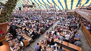 Auf das Cannstatter Volksfest kamen am ersten Wochenende den Veranstaltern zufolge rund 800.000 Menschen.