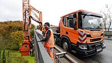 Thomas Kölbl von der gleichnamigen Firma aus Bayern sichert den Verkehr, während das Regierungspräsidium das Nussbachviadukt im Rahmen ...