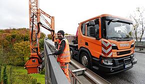 Thomas Kölbl von der gleichnamigen Firma aus Bayern sichert den Verkehr, während das Regierungspräsidium das Nussbachviadukt im Rahmen ...