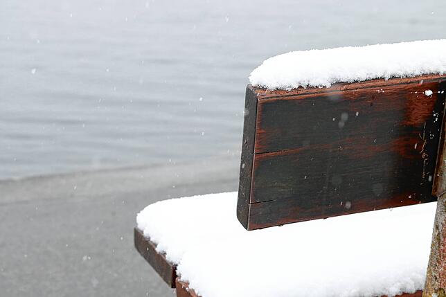 Eine Schneeschicht auch auf einer Bank am Meersburger Seeufer.