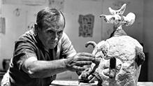 Joan Miró arbeitet an einer Plastik in seinem Atelier in Montroig, um 1953.