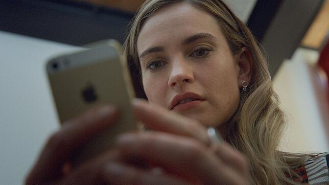 Lily James spielt Whitney Wolfe Herd.
