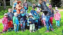 Die Igelgruppe des Kindergartens St. Antonius sammelt bei der Umweltwoche wieder im Landschaftsgarten viel Schmutz und Abfall – ...