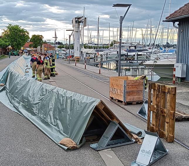 Dieses von der Feuerwehr Konstanz zur Verfügung gestellte Foto zeigt Hochwasserschutzeinrichtungen am Konstanzer Hafen.