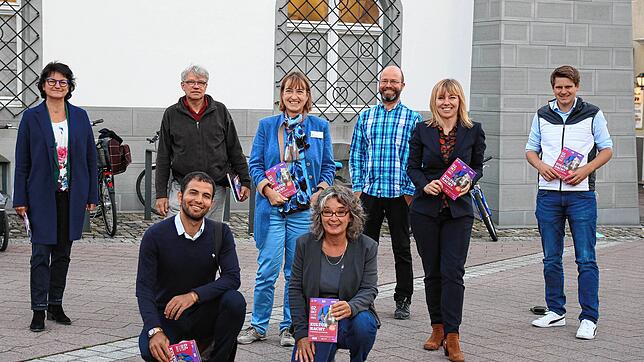 Sie freuen sich auf die Kulturnacht (von links): Bürgermeisterin Monika Laule, die Künstler Shady Almatar und Axel Reinhard Böhme ...