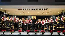 Die Akteure des Musikvereins Dangstetten mit seiner Dirigentin Nicole Eilers genießen den Beifall. Bilder: Musikverein Dangstetten