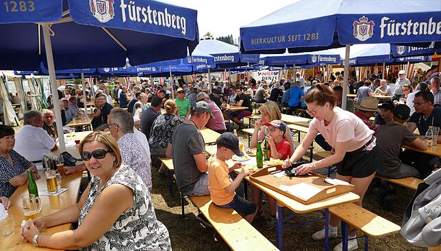 Am Sonntag haben die Helfer beim Brigachfest über die Mittagzeit jede Menge zu tun. Bilder: Rainer Bombardi