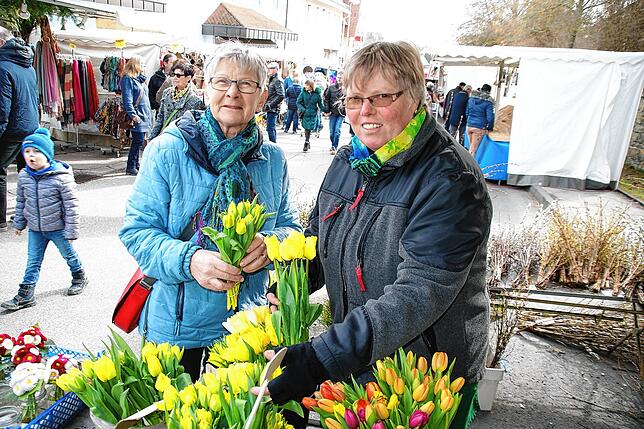 März 2020: Lioba Stihl aus Tengen (links) kauft bei der Gärtnerin Sigrid Häusler auf dem Josefsmarkt frische Tulpen.