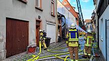 Bei dem Großbrand am Samstagabend, 14. Juni, wird auch Material der Feuerwehr beschädigt – etwa Schläuche, die von herabfallenden ...