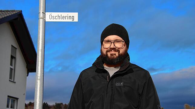 Jens Götz vor dem Straßenschild zum Öschlering, der auch nach Jahren noch vielen Kartendiensten unbekannt ist.