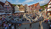 Die Enthüllung der Skulptur von Bildhauer Peter Lenk auf dem Marktplatz in Bad Urach.