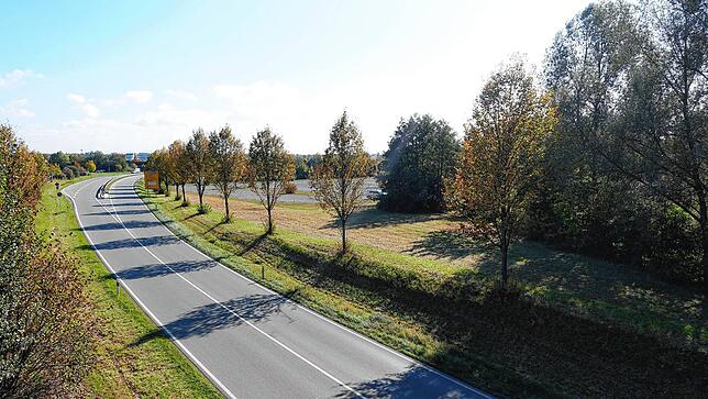 Links die Bundesstraße 31, rechts (außerhalb des Bildes) die Rotach, dazwischen im Moment: Parkplatz. Im Zuge des hochwassersicheren ...