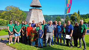 Auf Initiative der Hochkopfgeister-Moosgumper steht ein neuer kleiner Hochkopfturm im Todtmooser Ortsteil Weg. Foto: Andreas Böhm
