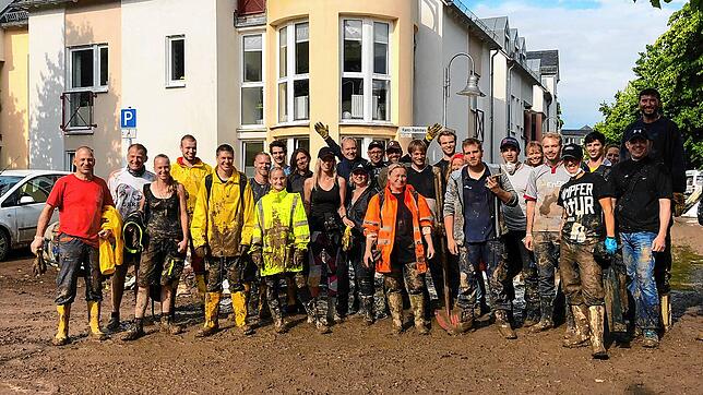 Voll mit Schlamm und Schmutz: Die Hilfstruppe Motorsportler für die Eifel gibt an den Wochenenden alles, um das Zerstörte zu retten.